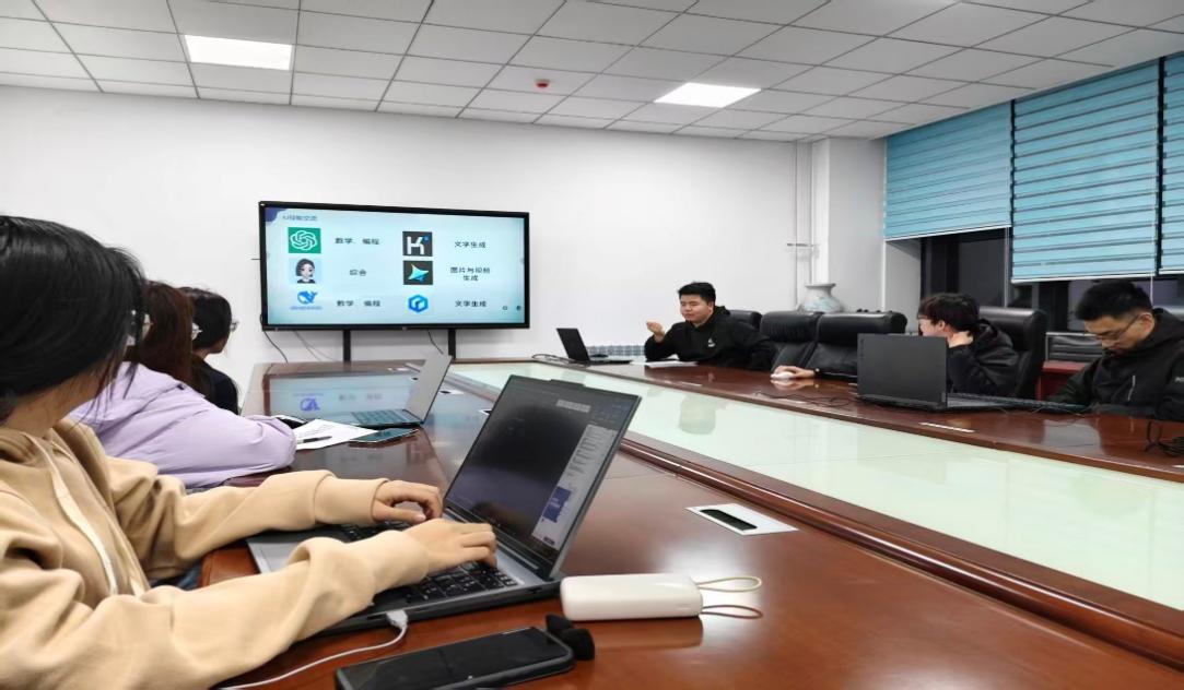 提升數(shù)字素養(yǎng)，賦能職業(yè)未來——機(jī)械工程學(xué)院就業(yè)委員會(huì)開展辦公技能與AI應(yīng)用專項(xiàng)培訓(xùn)